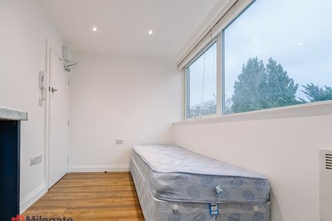 Studio to rent, Cortis Road, London SW15