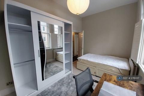 1 bedroom in a flat share to rent, London, London, SW15