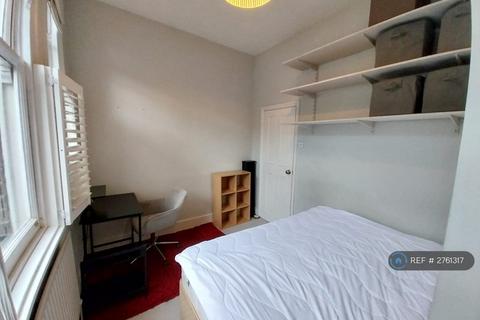 1 bedroom in a flat share to rent, London, London, SW15