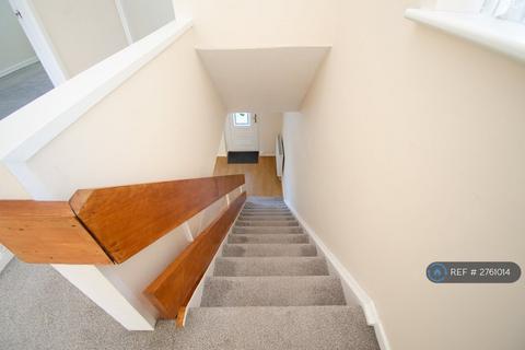 3 bedroom semi-detached house to rent, Garreglwyd Park, Holyhead, LL65