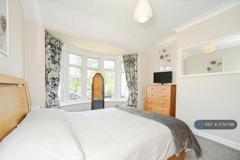 3 bedroom semi-detached house to rent, Devon Road, Swindon, SN2