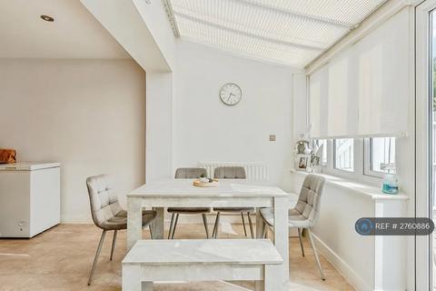 4 bedroom end of terrace house to rent, Gumbrell Mews, Redhill, RH1