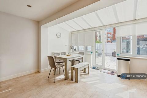 4 bedroom end of terrace house to rent, Gumbrell Mews, Redhill, RH1