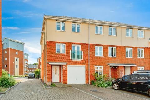4 bedroom end of terrace house to rent, Gumbrell Mews, Redhill, RH1