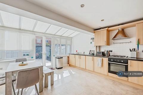4 bedroom end of terrace house to rent, Gumbrell Mews, Redhill, RH1