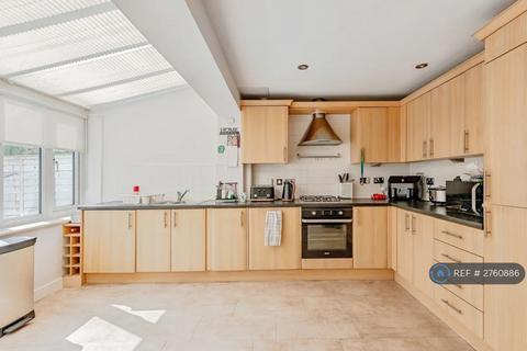 4 bedroom end of terrace house to rent, Gumbrell Mews, Redhill, RH1