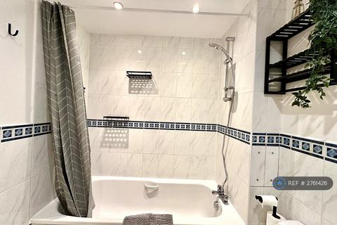 1 bedroom in a house share to rent, John Conway House, London, SW2