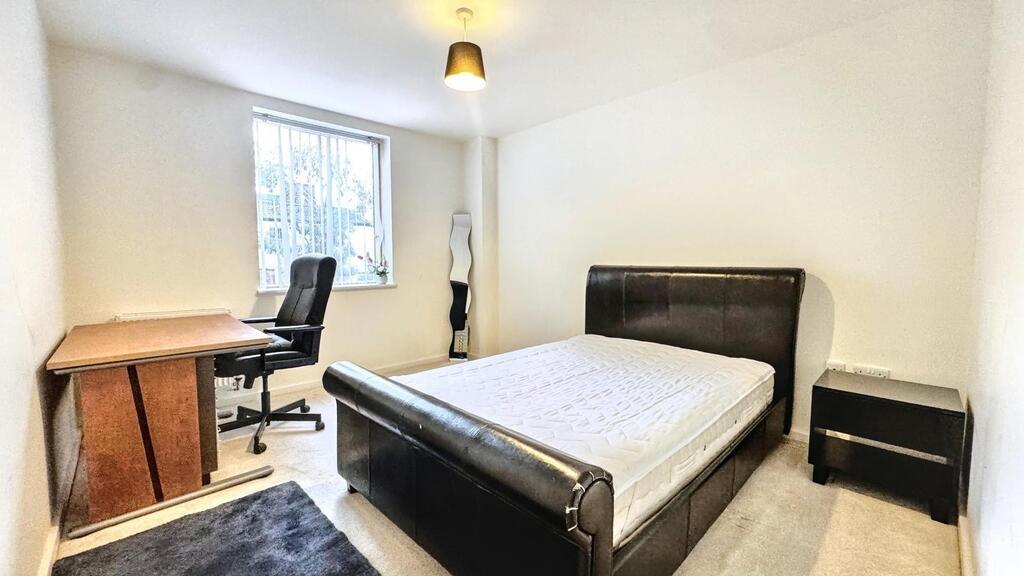 Bright, simply furnished double bedroom featuri...
