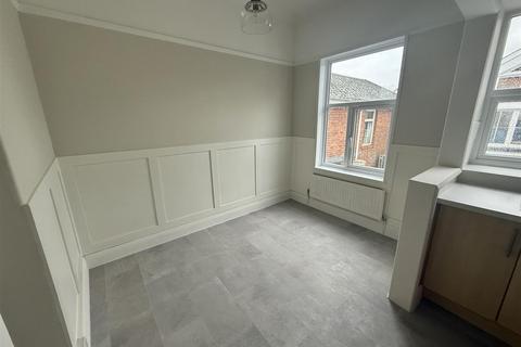3 bedroom flat to rent, Fore Street, TORQUAY TQ1