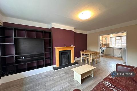 3 bedroom flat to rent, Off East End Road, London, N2