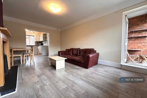 3 bedroom flat to rent, Off East End Road, London, N2