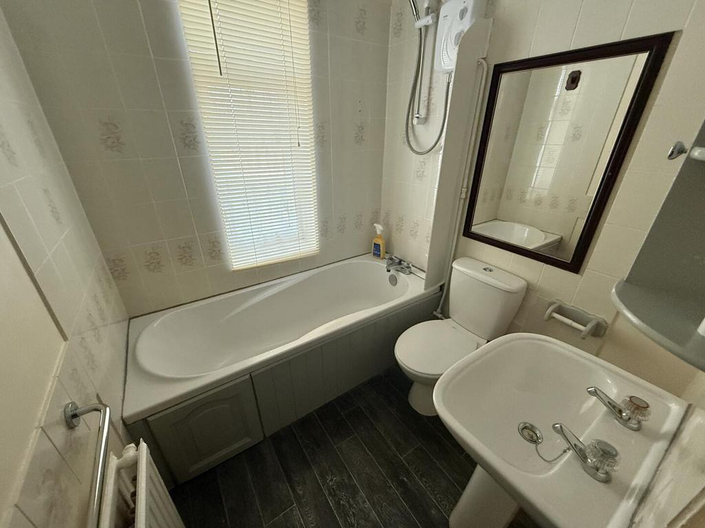 Fresh Move Salisbury Ave Torqay for Let Bathroom