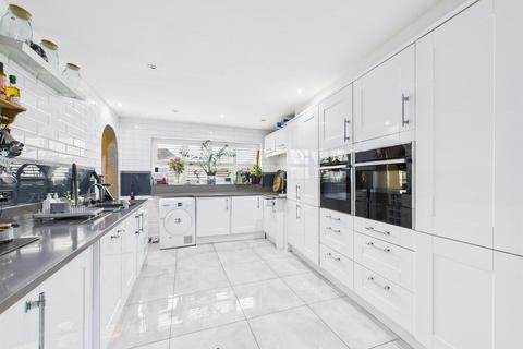 5 bedroom semi-detached house for sale, Stoneyfield Road, Coulsdon CR5