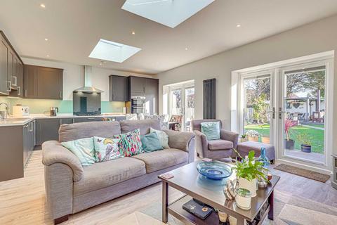 3 bedroom semi-detached bungalow for sale, Leighcroft Gardens, Leigh-on-sea, SS9