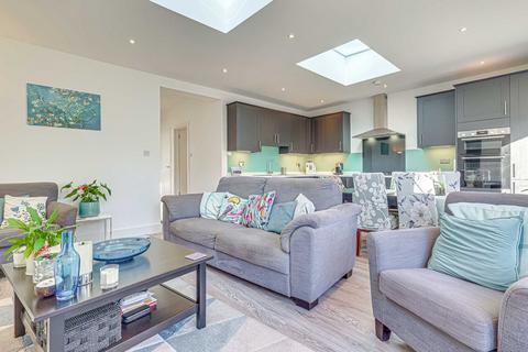 3 bedroom semi-detached bungalow for sale, Leighcroft Gardens, Leigh-on-sea, SS9