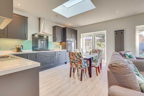 3 bedroom semi-detached bungalow for sale, Leighcroft Gardens, Leigh-on-sea, SS9