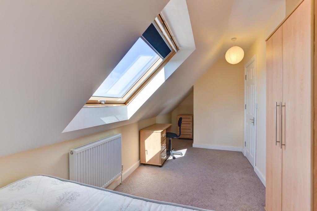 Bright, nicely presented attic double bedroom w...