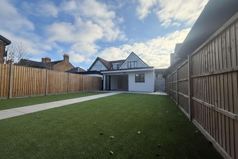 4 bedroom semi-detached bungalow for sale, Walford Road, Uxbridge, UB8