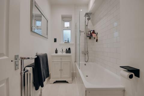 1 bedroom flat for sale, Chalk Hill, Watford, WD19
