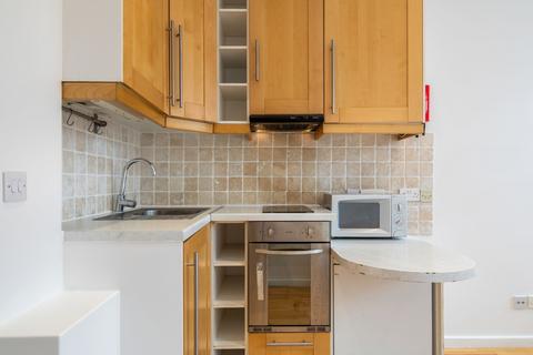 Flat to rent, Broadhurst Gardens