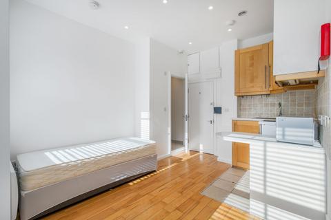 Flat to rent, Broadhurst Gardens