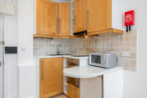 Flat to rent, Broadhurst Gardens
