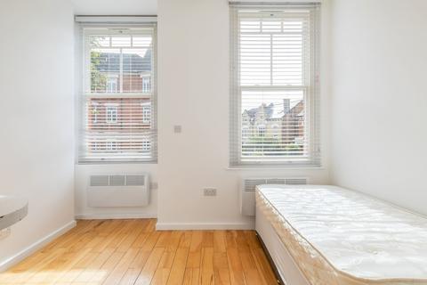 Flat to rent, Broadhurst Gardens
