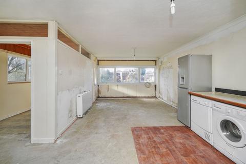 3 bedroom flat for sale, 10 Handsworth House, Brighton Road, Crawley, West Sussex, RH10 6AZ