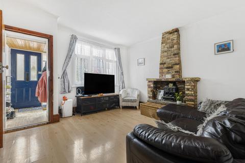 3 bedroom end of terrace house to rent, Oval Road, Croydon, CR0