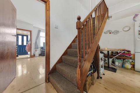 3 bedroom end of terrace house to rent, Oval Road, Croydon, CR0