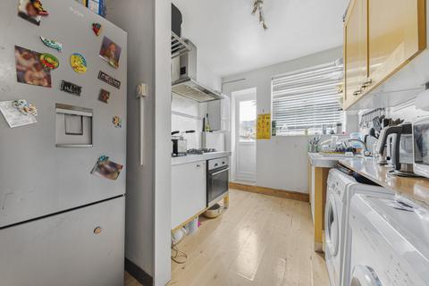 3 bedroom end of terrace house to rent, Oval Road, Croydon, CR0