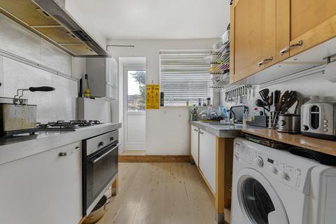 3 bedroom end of terrace house to rent, Oval Road, Croydon, CR0