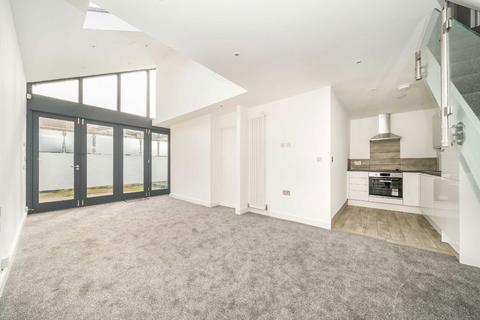 2 bedroom house to rent, Sellincourt Road, London SW17
