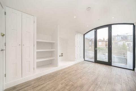 2 bedroom house to rent, Sellincourt Road, London SW17