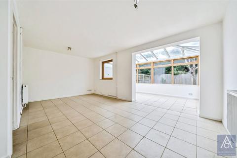 3 bedroom end of terrace house for sale, Hilltop Avenue, Buckinghamshire MK18