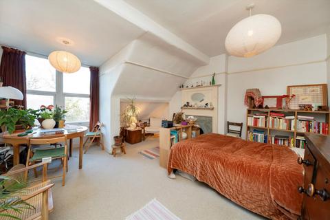 undefined, Kings Avenue, London N10