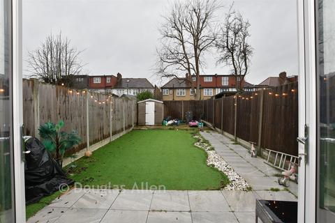 3 bedroom terraced house for sale, Christie Gardens, Romford RM6