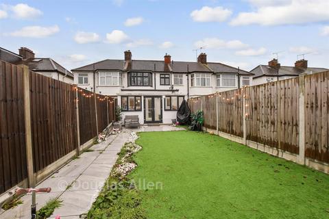 3 bedroom terraced house for sale, Christie Gardens, Romford RM6