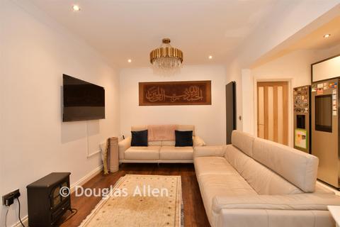 3 bedroom terraced house for sale, Christie Gardens, Romford RM6
