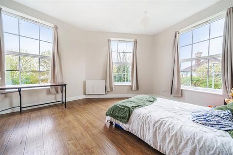 2 bedroom flat to rent, 131B Manor Drive North, Malden Manor KT3