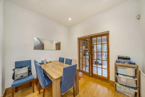 2 bedroom terraced house to rent, Hartfield Crescent, London SW19