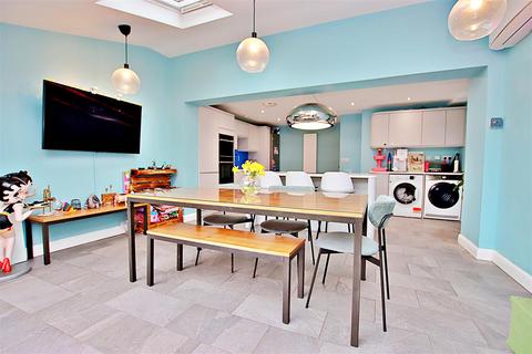 4 bedroom house for sale, Shelley Close,Borehamwood