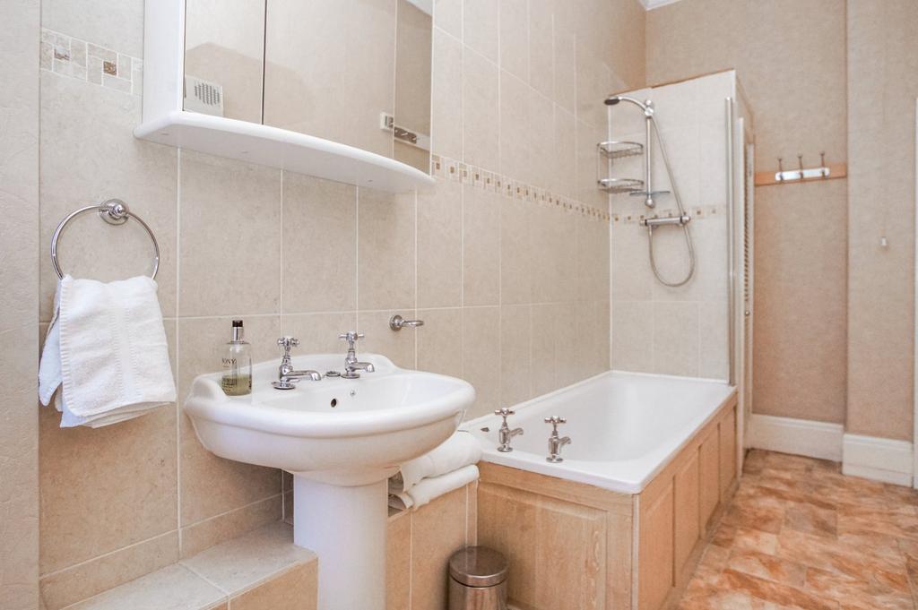 En-Suite Bathroom (Bed 1)