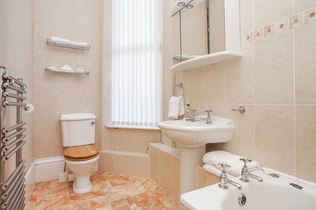 En-Suite Bathroom (Bed 1)