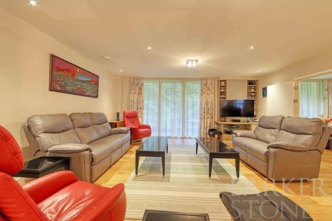 undefined, Cliveden Gages, Taplow, SL6