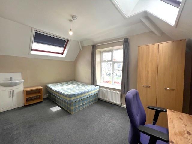 Bright, well-kept double bedroom with large dor...