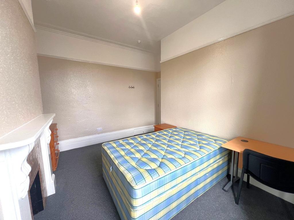 Bright, simply furnished double bedroom with a ...