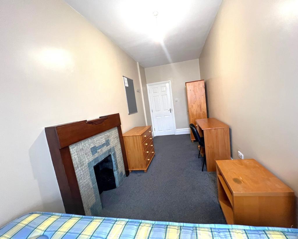 Neat single bedroom with neutral walls, fitted ...