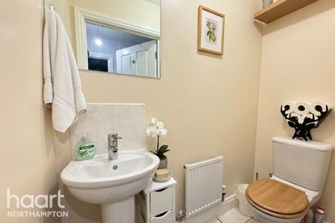 4 bedroom end of terrace house for sale, Knot Tiers Drive, Northampton