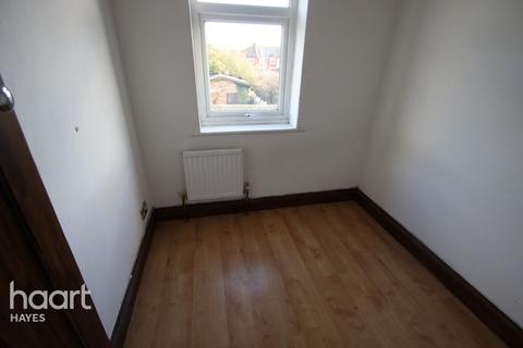3 bedroom semi-detached house to rent, Warwick Crescent, HAYES